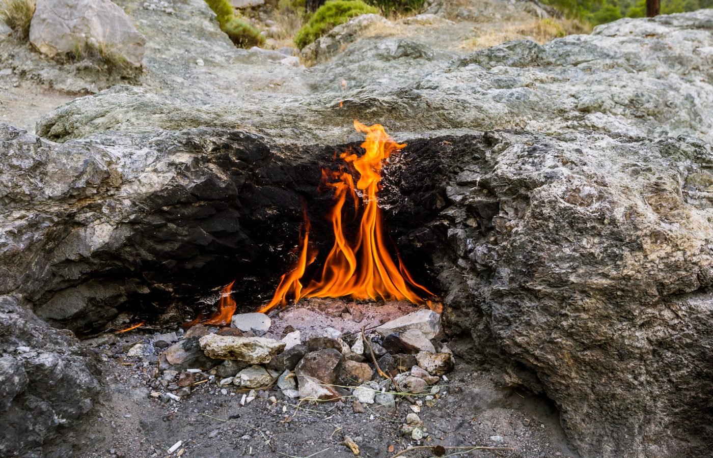 燃える岩の伝説