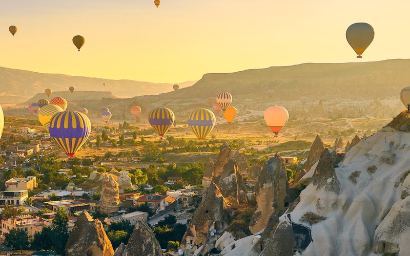 石の中で眠る：カッパドキアのラグジュアリー洞窟スイートの魔法