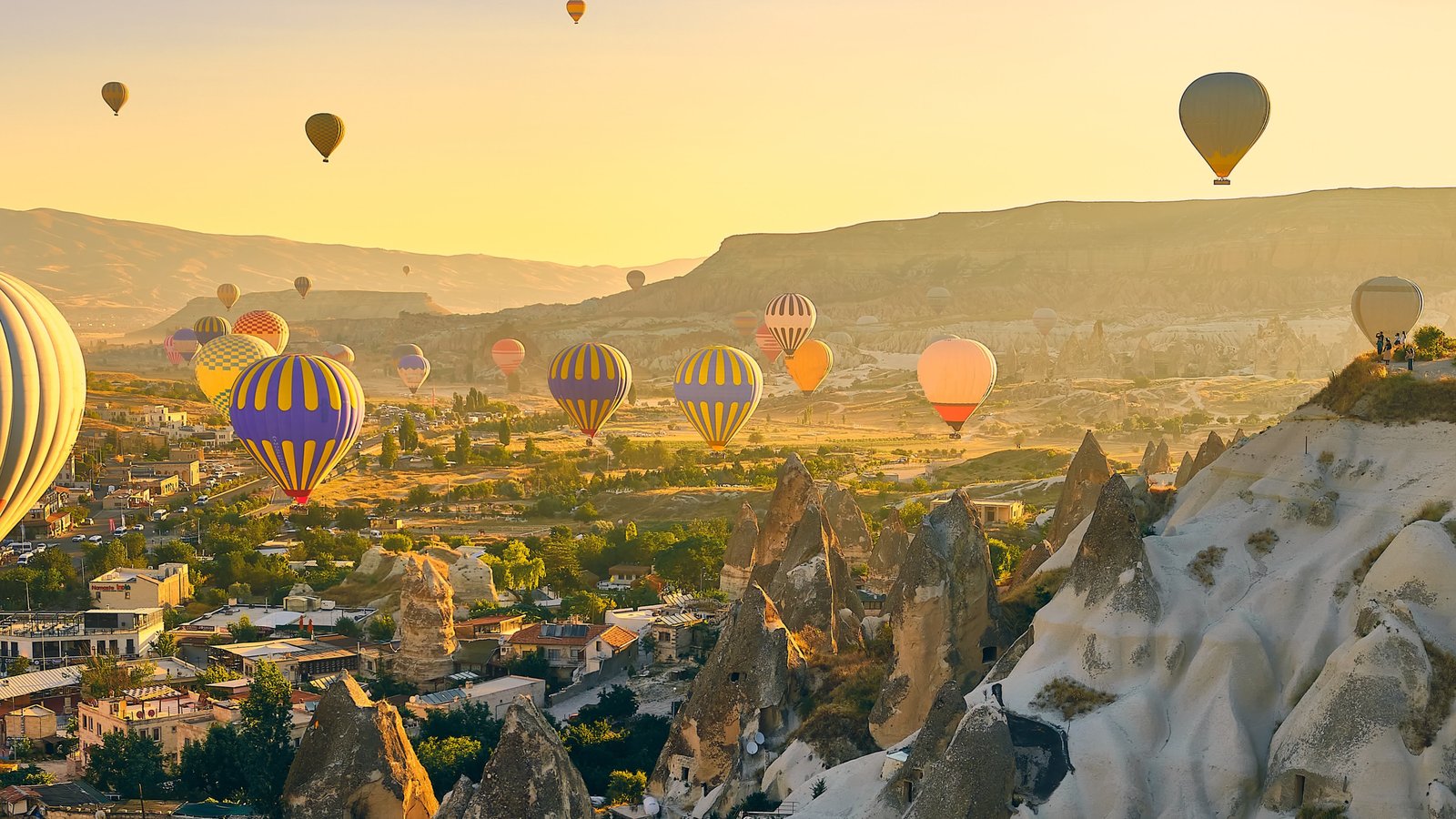 石の中で眠る：カッパドキアのラグジュアリー洞窟スイートの魔法