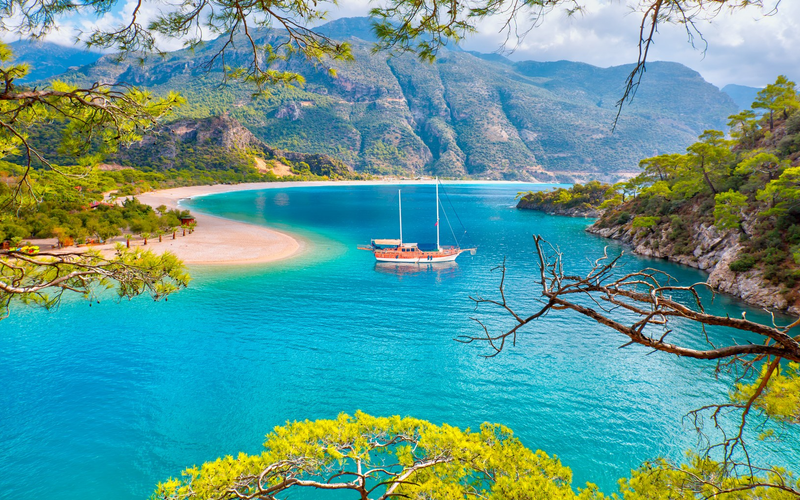 Kemerの隠れビーチ＆秘密の入り江：手つかずの地中海の海岸線を発見します