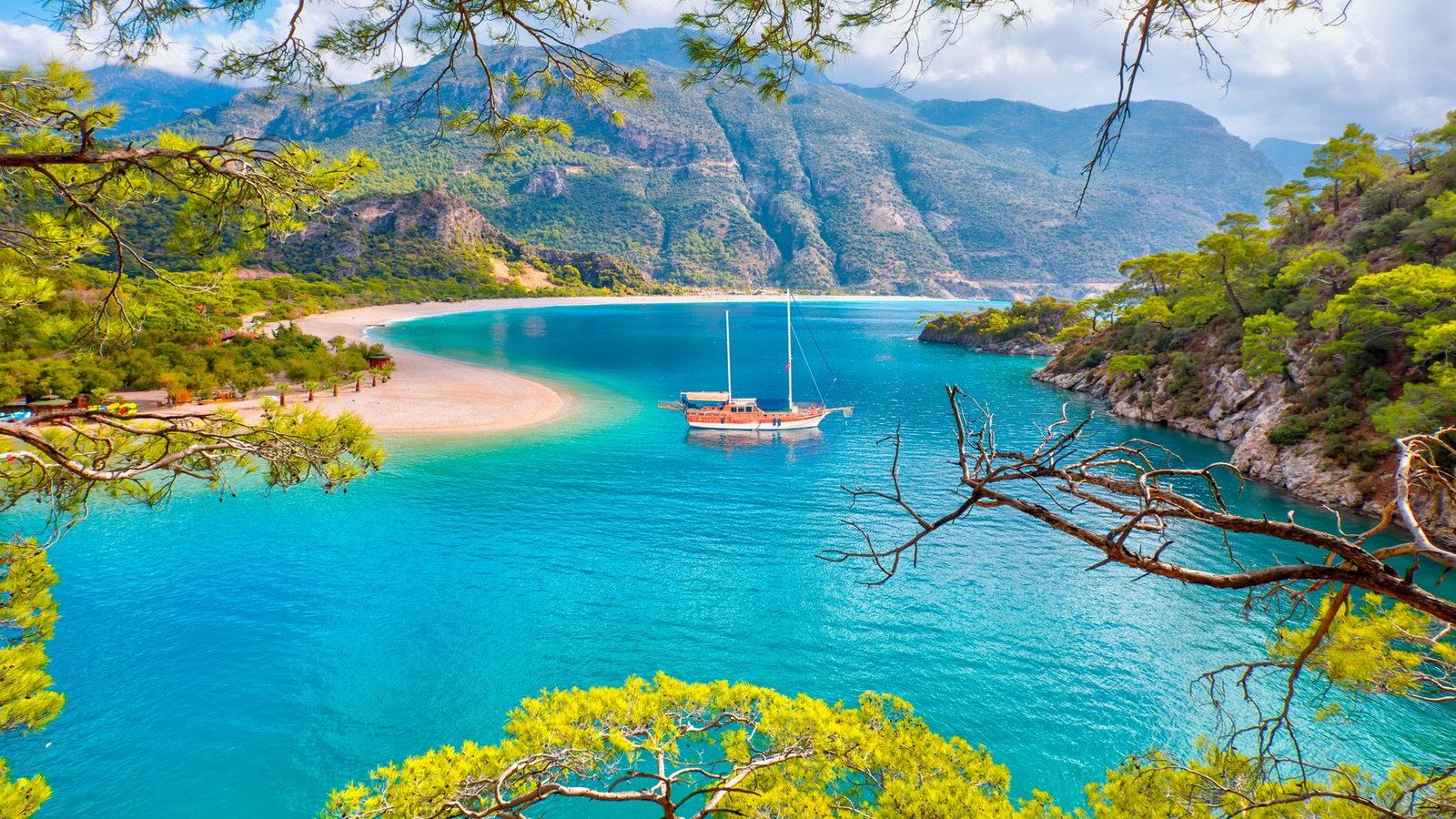 Kemerの隠れビーチ＆秘密の入り江：手つかずの地中海の海岸線を発見します