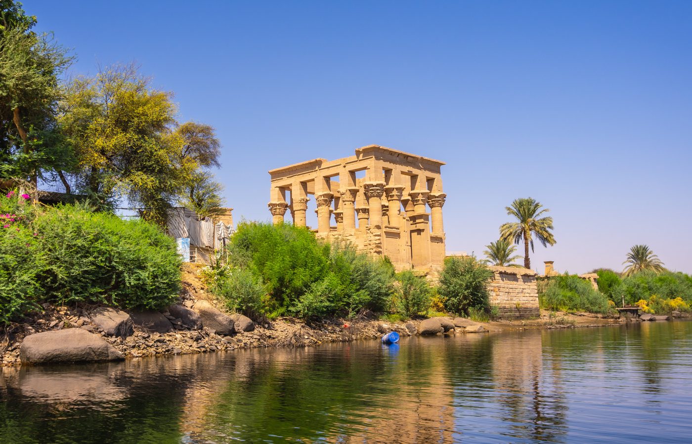 川岸に流れる暮らしのリズム