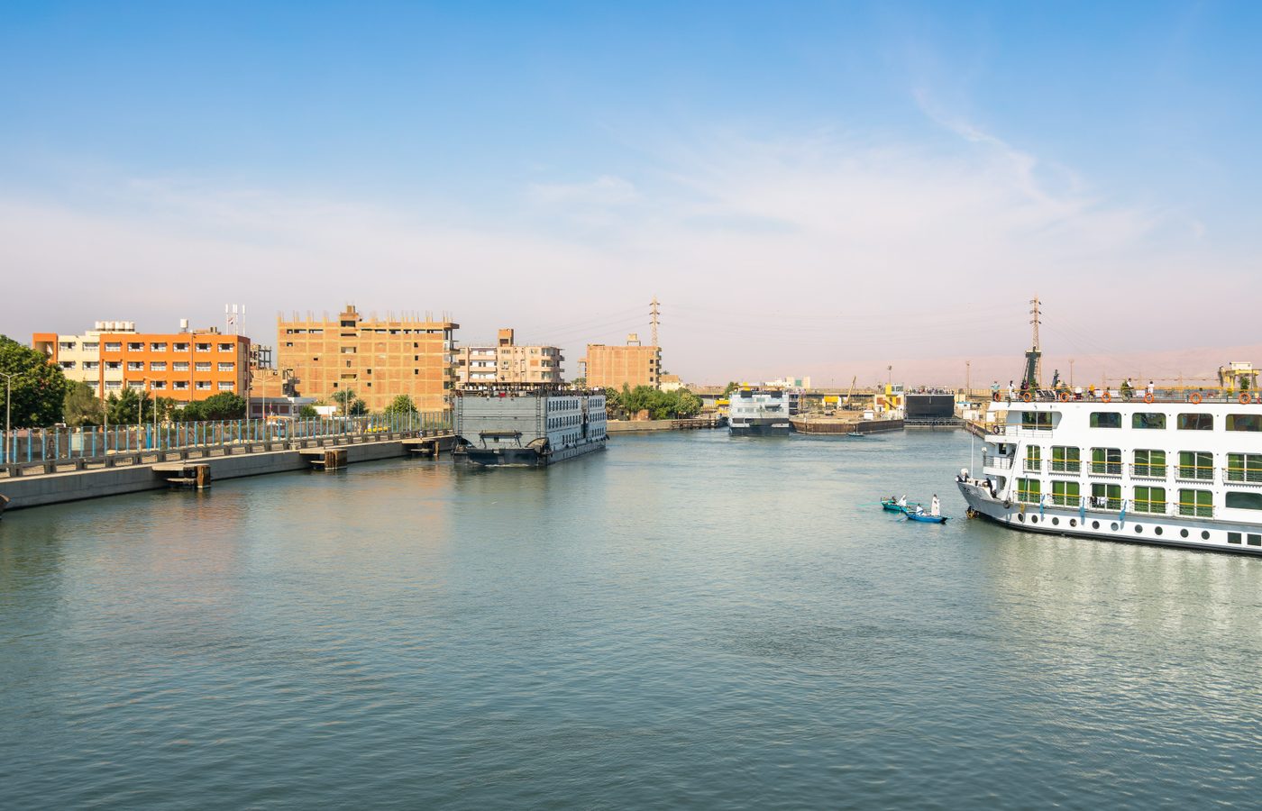 夕日の魔法と星明かりに照らされる神殿