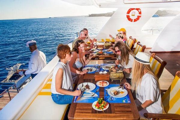 Snorkeling Cruise from Hurghada with Hotel Pickup